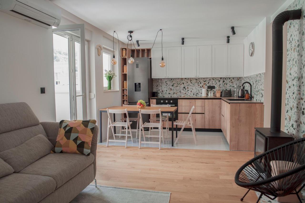 Apartment Vito โอมิช ภายนอก รูปภาพ
